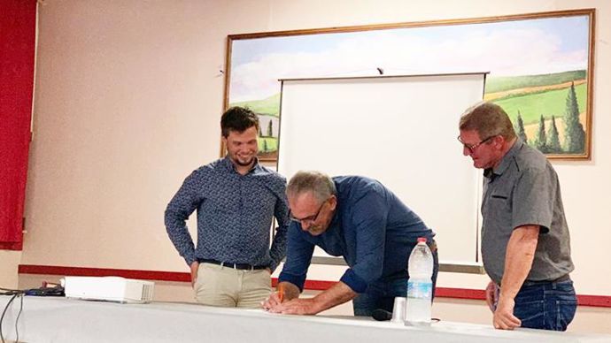 Clément Courteix (à g.), vice-président des JA de la Dordogne et adhérent de la Scar, et Jean-Jacques Gendreau, président de la Scar, ont signé la nouvelle charte d’aide à l’installation de jeunes agriculteurs, le 10 mai à Bertric-Burée (Dordogne), en présence de Didier Bazinet, maire de Coutures. © JA 24